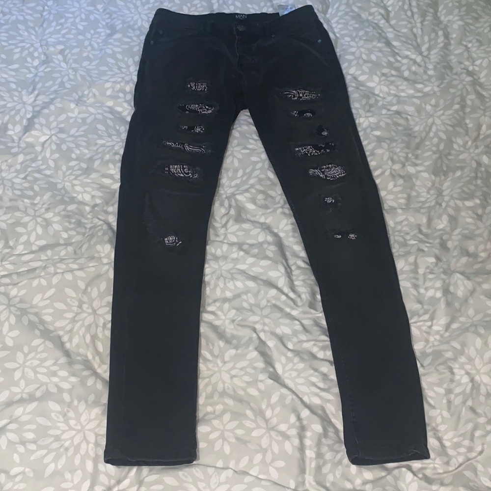 Boohoo jeans for sell. Size 32. Fit for people 5"11 and weighing for just 130.